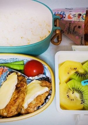 チーズハンバーグとチョコクロワッサン弁当-レシピのメイン写真