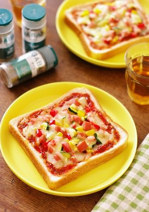 彩り野菜とハーブピザソースde食パンピザ-レシピのメイン写真