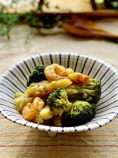 海老とじゃがいもと新玉ねぎのカレー炒め-レシピのメイン写真