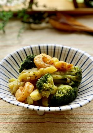 海老とじゃがいもと新玉ねぎのカレー炒め-レシピのメイン写真