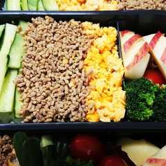 รูปของ 中学生のお弁当(三色そぼろ)