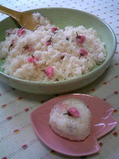 桜の塩漬け入り♪桜色のおこわ-レシピのメイン写真