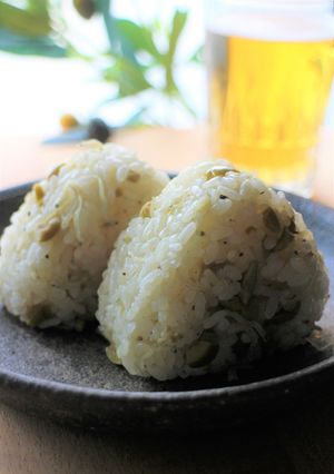 お酒に合う☆オリーブ&じゃこのおにぎり-レシピのメイン写真