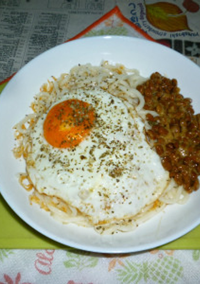 納豆冷やしうどんの目玉焼き載せ-レシピのメイン写真