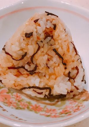 旨辛!ラー油塩こんぶおかかのおにぎり-レシピのメイン写真