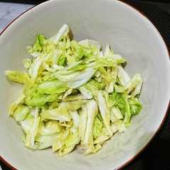 รูปของ 味見が止まらない‼️✨ゴマキャベツ✨