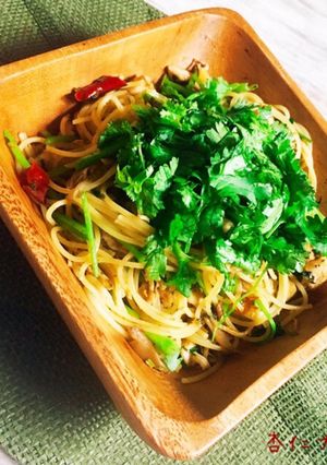 鶏胸肉とマイタケのパクチーペペロンチーノ-レシピのメイン写真