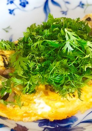 きのこ&チキンのタイ風オムレツ香草乗せ-レシピのメイン写真