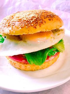 朝ごはんに!目玉焼き挟んだだけサンド-レシピのメイン写真