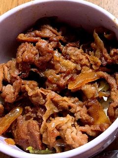 簡単!豚肉と玉ねぎのコチュジャン炒め丼-レシピのメイン写真