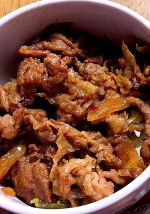 簡単！豚肉と玉ねぎのコチュジャン炒め丼-レシピのメイン写真