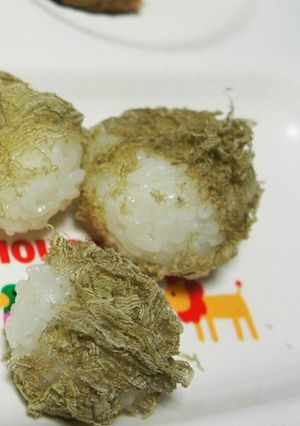 簡単!食べやすい手づかみおにぎり離乳食-レシピのメイン写真