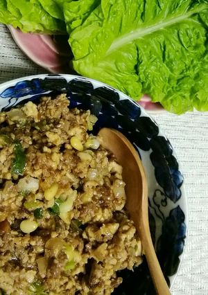 サンチュで包む松の実入り肉味噌♪-レシピのメイン写真