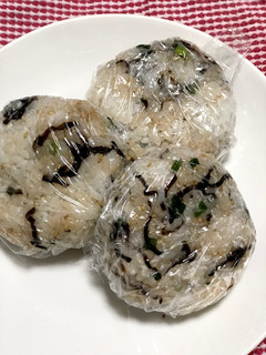 冷めても美味しい☆塩昆布おにぎり-レシピのメイン写真