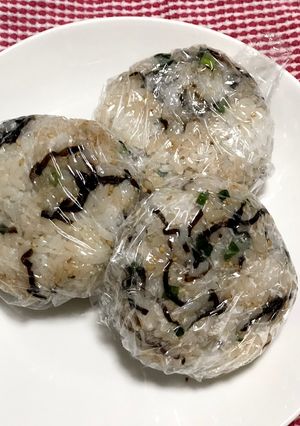 冷めても美味しい☆塩昆布おにぎり-レシピのメイン写真