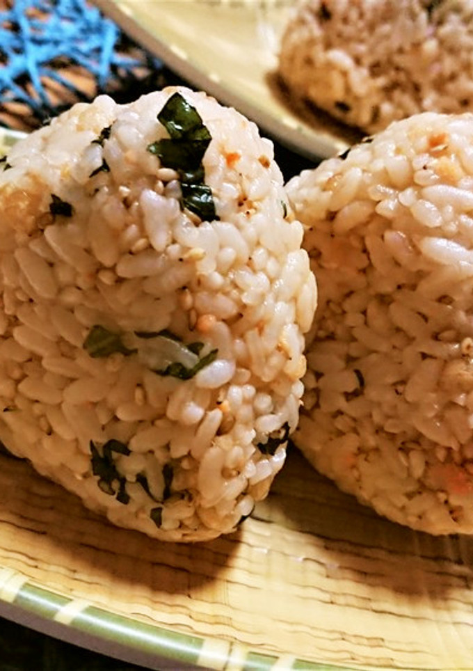 お弁当にも！【鮭と大葉の揚げ玉おにぎり】-レシピのメイン写真