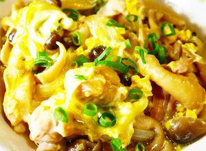 親子丼の味！鶏もも肉しめじ玉ねぎ卵とじ-レシピのメイン写真