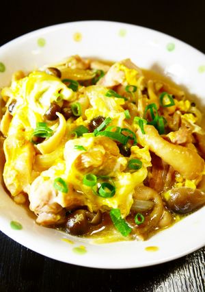 親子丼の味！鶏もも肉しめじ玉ねぎ卵とじ-レシピのメイン写真