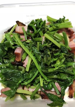 ベーコンとセロリの葉炒め-レシピのメイン写真