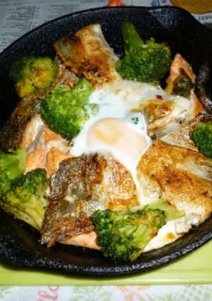 銀鮭のアラの焼き鮭＋ブロッコリー・卵-レシピのメイン写真