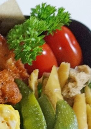 トマトとパセリでいろどりお弁当-レシピのメイン写真