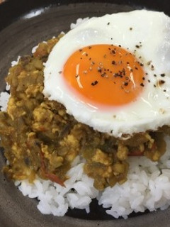 目玉焼きのせ、キーマカレー(透析食)-レシピのメイン写真