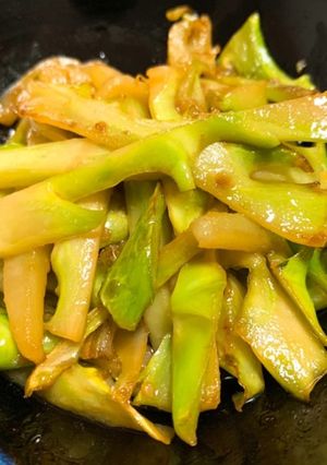 絶品☆ブロッコリーの茎のガリバタ炒め-レシピのメイン写真