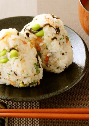 〈くらし薬膳〉枝豆と塩昆布の簡単おにぎり-レシピのメイン写真