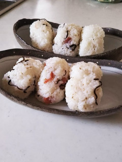 ★梅と塩昆布のおにぎり★-レシピのメイン写真