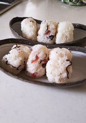 ★梅と塩昆布のおにぎり★-レシピのメイン写真