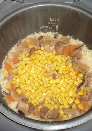 市販の鶏釜飯の素にコーン１缶入れる-レシピのメイン写真