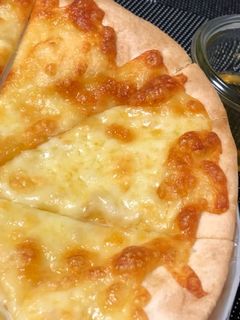 簡単すぎる!クアトロフォルマッジ風ピザ-レシピのメイン写真