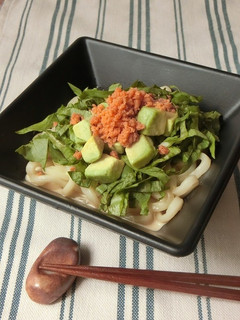 鮭フレークとアボカドのマヨポン和えうどん-レシピのメイン写真