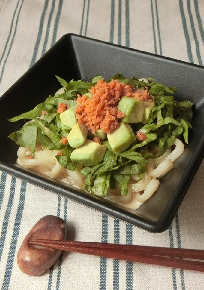 鮭フレークとアボカドのマヨポン和えうどん-レシピのメイン写真