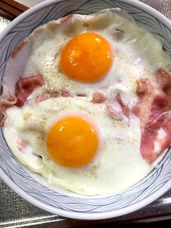 ベーコンエッグとろろ丼-レシピのメイン写真