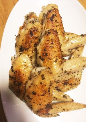 皮パリパリ。手羽先のバジルオイル焼き-レシピのメイン写真