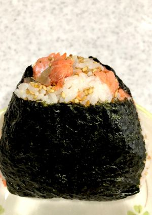 炒りごま香る鮭おにぎり-レシピのメイン写真