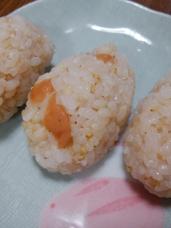 簡単!梅と胡麻のおにぎり-レシピのメイン写真