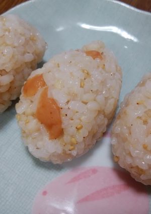 簡単！梅と胡麻のおにぎり-レシピのメイン写真