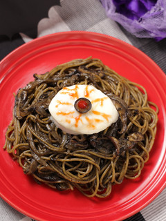 ハロウィンに☆目玉のせ黒いソースのパスタ-レシピのメイン写真