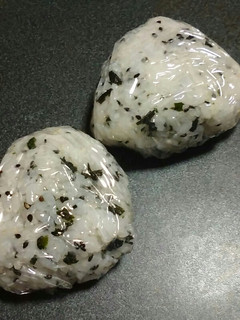 ごましおわかめおにぎり-レシピのメイン写真