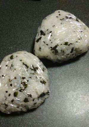 ごましおわかめおにぎり-レシピのメイン写真