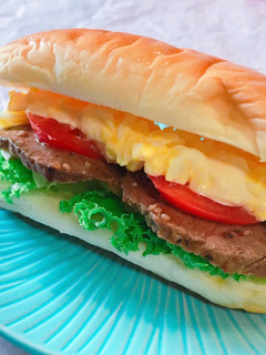朝食に!ローストビーフと卵のサンドイッチ-レシピのメイン写真