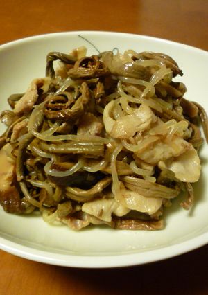 ダイエットにも♪豚バラとぜんまいの炒め煮-レシピのメイン写真