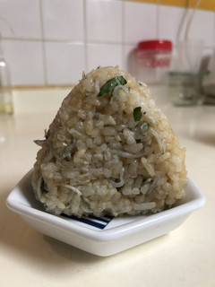 玄米ごはんでちりめんじゃこおにぎり-レシピのメイン写真