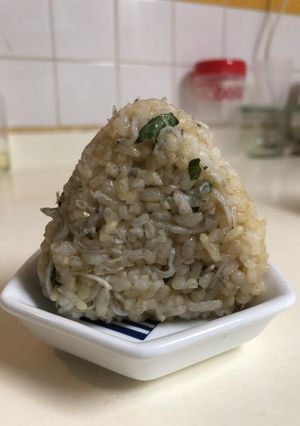 玄米ごはんでちりめんじゃこおにぎり-レシピのメイン写真