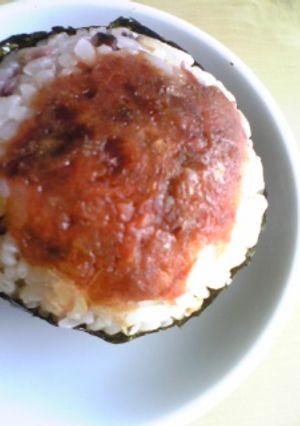 すっぱい梅干もまろやか♪梅おかかおにぎり-レシピのメイン写真