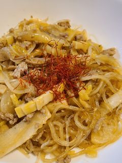 青椒肉絲のもとで白菜とタケノコ春雨炒め-レシピのメイン写真