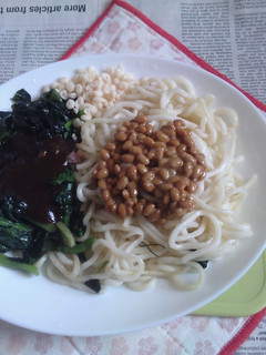 ポパイサラダ+納豆載せ焼きうどん-レシピのメイン写真