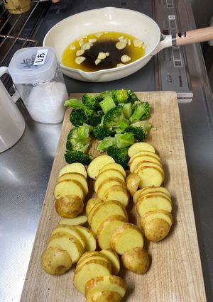 ブロとじゃがの塩のみニンニク炒め-レシピのメイン写真
